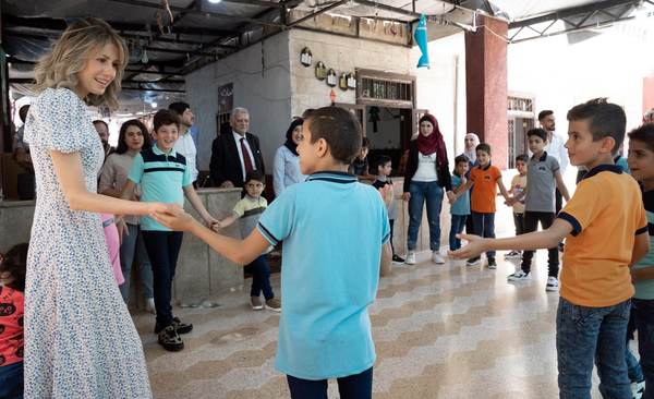 اسما اسد در بین کودکان یتیم حلب