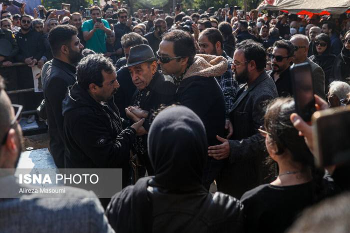 حسین خواجه‌امیری (ایرج) در مراسم تشییع پیکر زنده یاد اکبر گلپا در قطعه هنرمندان ایران