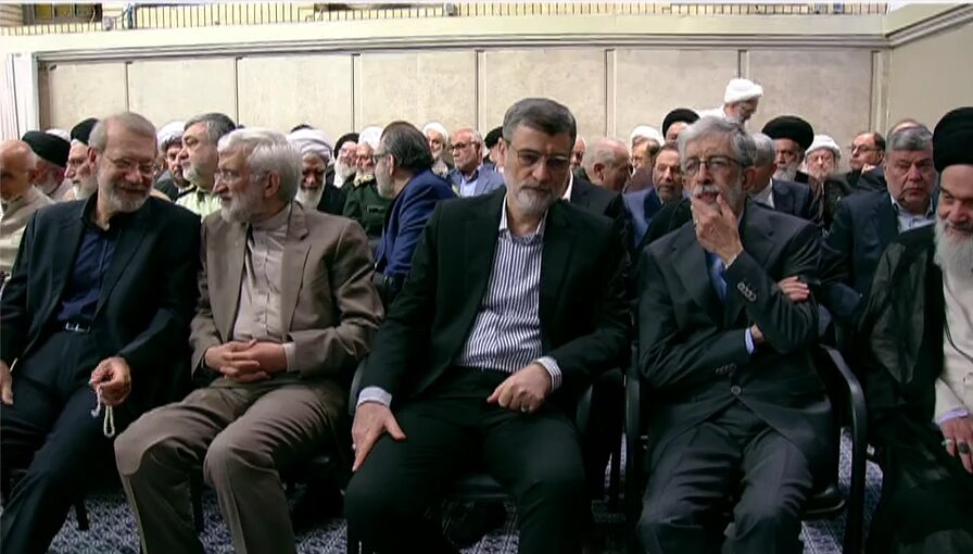 خوش و بش علی لاریجانی و سعید جلیلی شکار دوربین ها شد /گزینه معاون اولی پزشکیان هم در کنار واعظی نشست +تصاویر