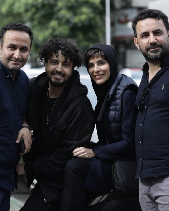 سحر دولتشاهی، مهرداد صدیقیان در کنار برادران محمودی در پشت صحنه سریال داریوش (سینماگرام)