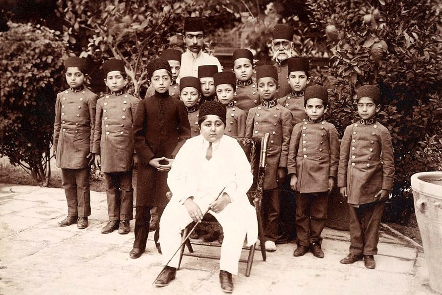 ‌احمدشاه قاجار ‌را در جمع همکلاسی‌هایش ‌در سال 1289 هجری شمسی می‌بینید. (فرادید)