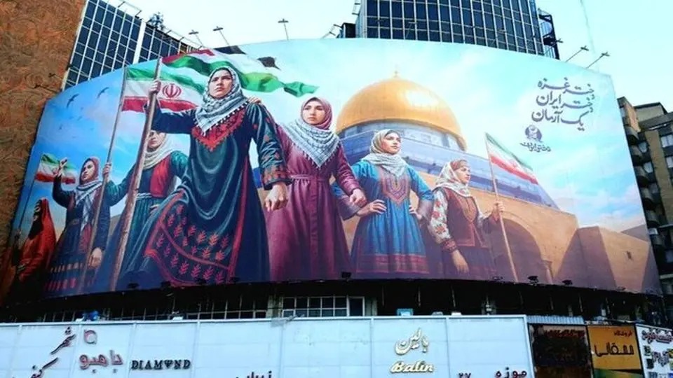 رونمایی دیوارنگاره میدان ولیعصر برای روز دختر