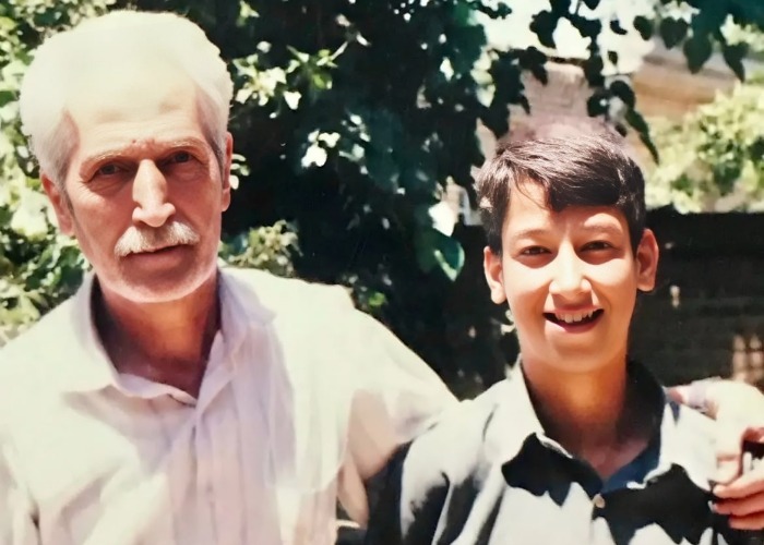 نوجوانی بهرام افشاری در کنارش پدرش