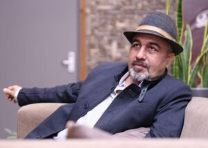 تیپ رضا عطاران با کلاه و کت مشکی