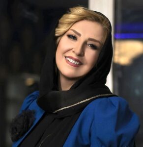 عکس زیبای مرجانه گلچین با مانتو ابی و شال مشکی