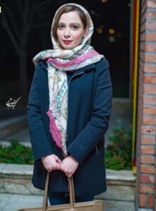 تیپ فرناز رهنما با مانتو سبز