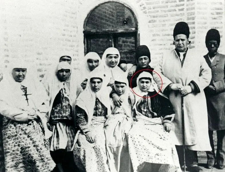 زنی که سمت راست تصویر دیده می‌شود، «باغبان‌باشی» است که به خاطر شغل پدرش با این لقب خوانده می‌شد