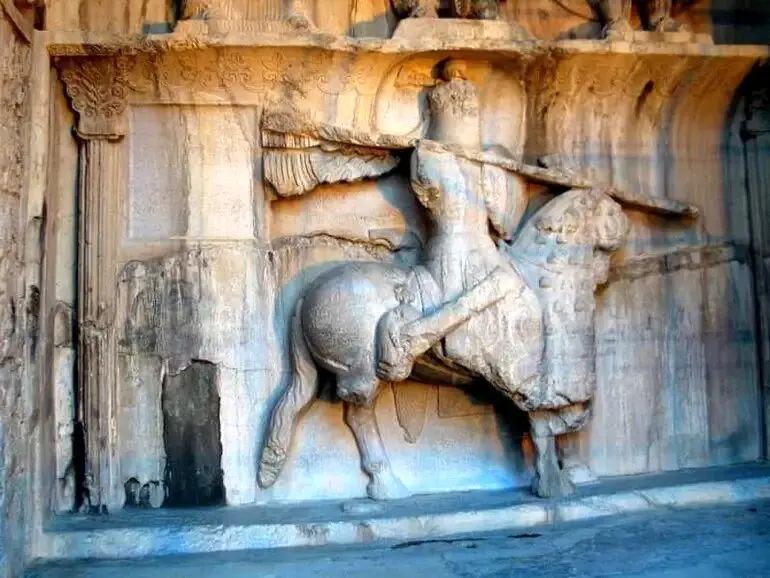 خاطرات ناصرالدین‌شاه: ران اسب حجاری‌شده در طاق‌بستان را نمی‌دانم کدام پدرسوخته شکسته است