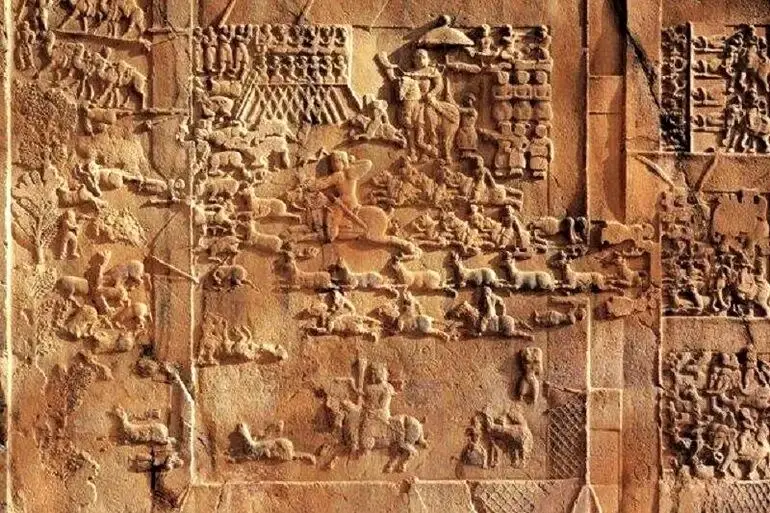 خاطرات ناصرالدین‌شاه: ران اسب حجاری‌شده در طاق‌بستان را نمی‌دانم کدام پدرسوخته شکسته است