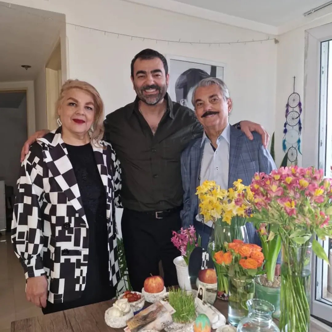 عکس بهزاد خلج و پدر و مادرش
