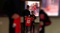 ملاقات فرشاد احمدزاده با هوادار خردسال پرسپولیس