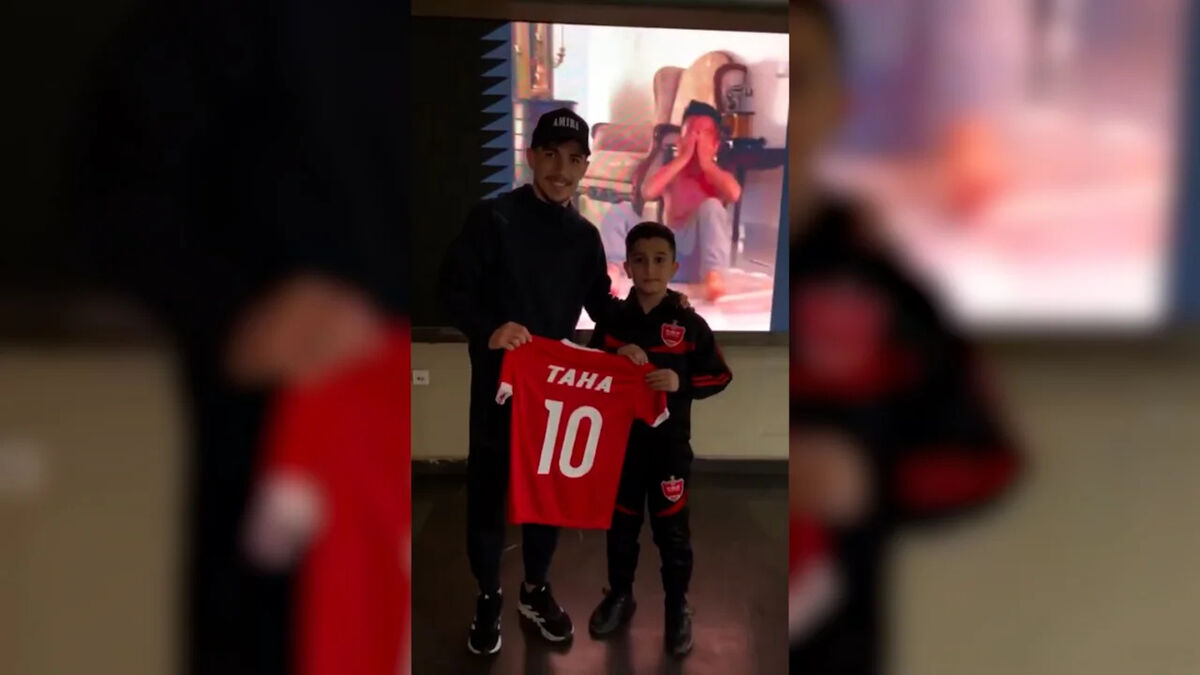 ملاقات فرشاد احمدزاده با هوادار خردسال پرسپولیس