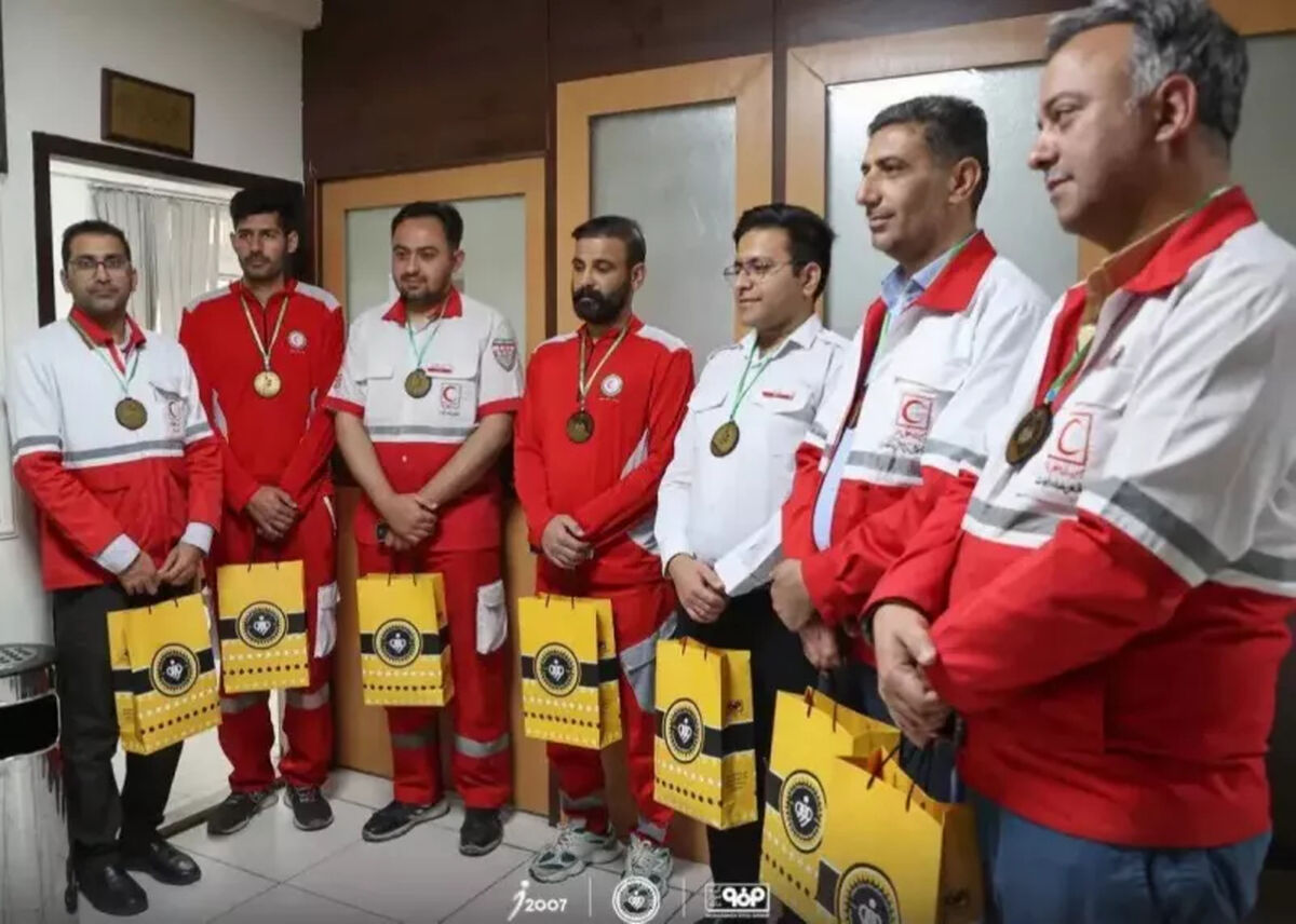 تجلیل باشگاه سپاهان از امدادگران هلال احمر