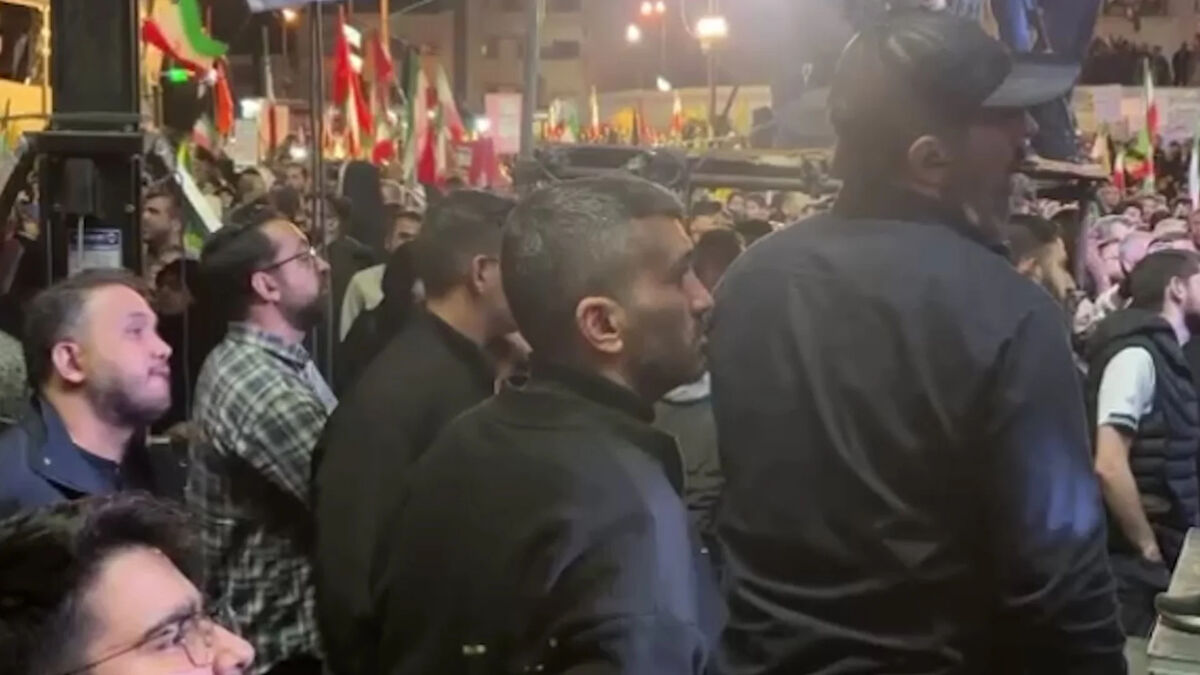 حضور مسلمان بازیکن سابق پرسپولیس در تجمع شبانه مردم