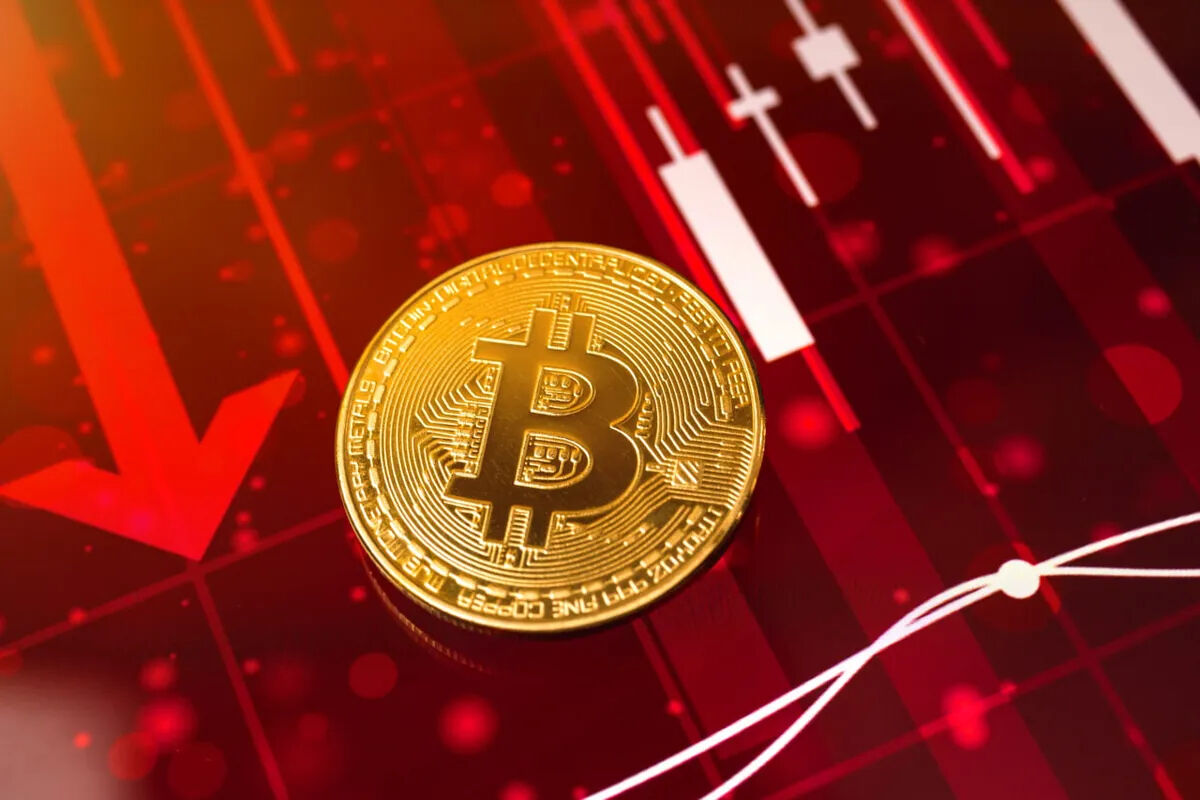 سقوط ناگهانی بیت کوین زیر ۸۷ هزار دلار؛ آیا سومین ماه نزولی پیاپی آغاز شده است؟
