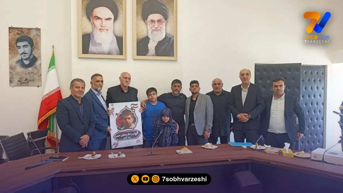دیدار فرزندان شهید حبیبی در کمپ تیم‌های ملی با علیرضا دبیر