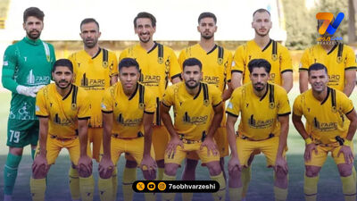 حمله بازیکنان نساجی به عنایتی در کنفرانس؛ سرمربی نساجی خیس آب شد!