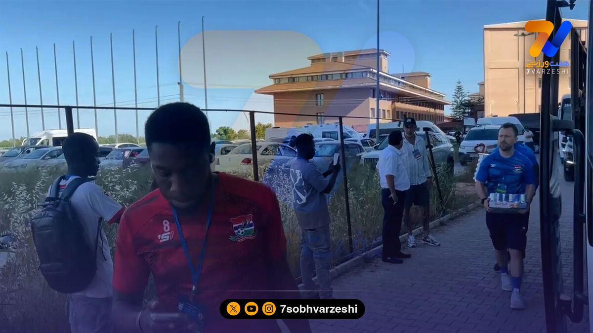 اتوبوس گامبیا نیز بلافاصله بعد از کاروان تیم ملی ایران، به ورزشگاه رسید