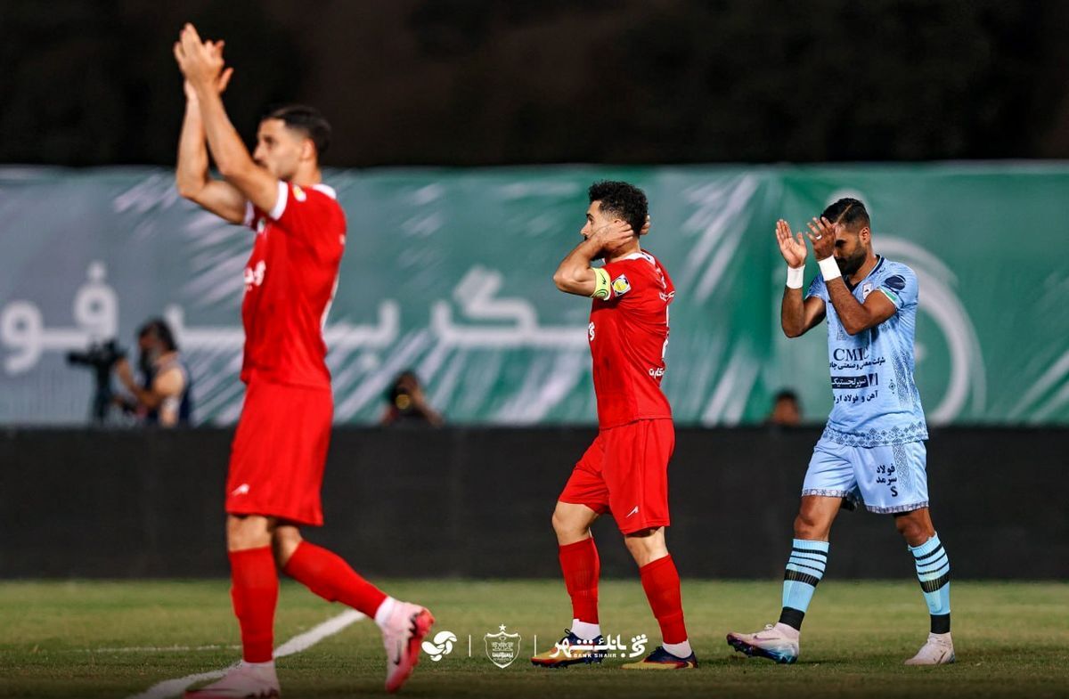 سلام پرسپولیس به بحران؛ بدرقه بازیکنان با شعار و بطری آب