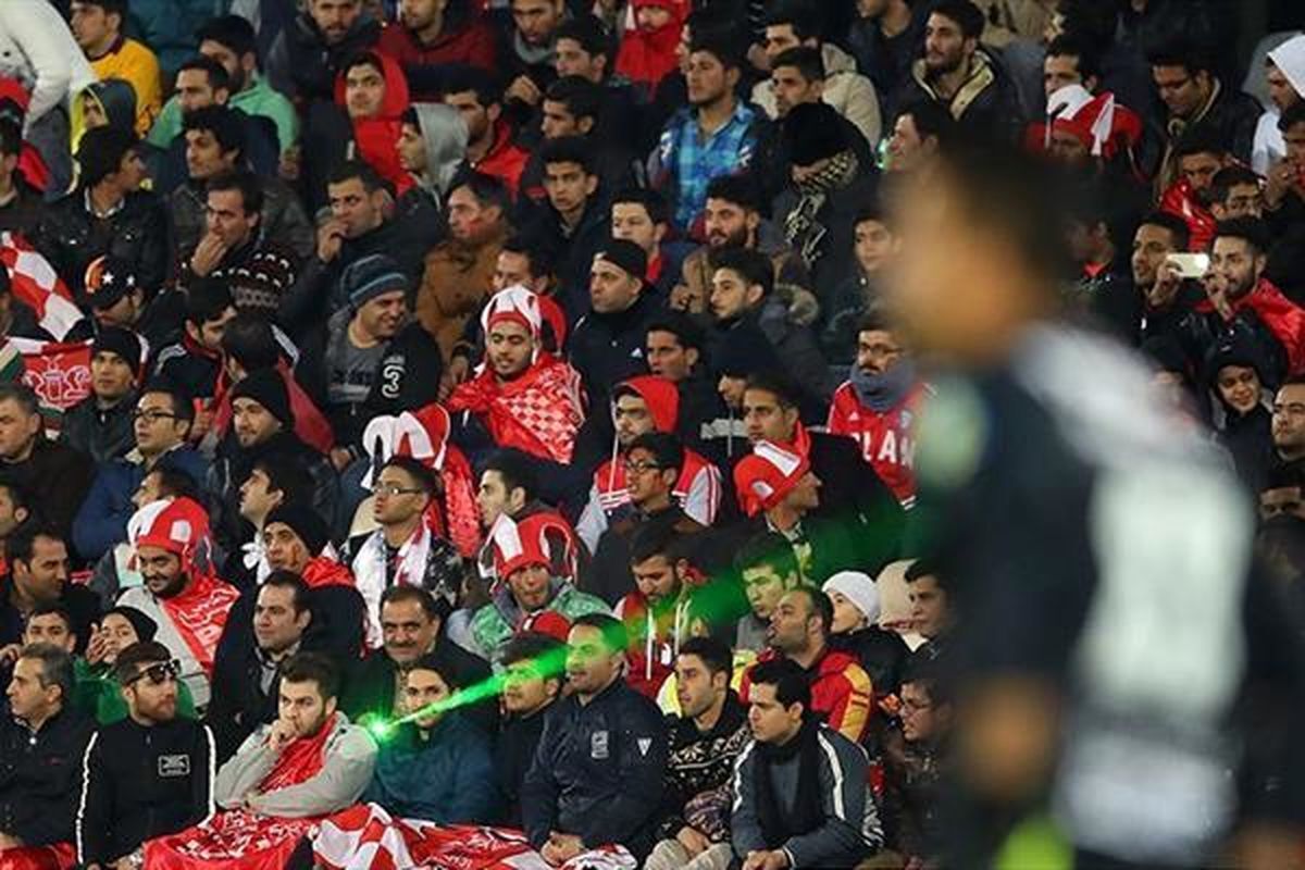 فریاد “حیا کن رها کن” در تختی؛ خشم هواداران پرسپولیس از درویش و هاشمیان