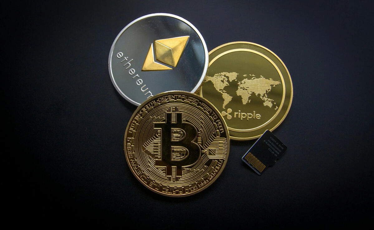 قیمت امروز بیت‌کوین، ریپل و دوج‌کوین به همراه تحلیل بیت‌کوین (۲۵ آذر)