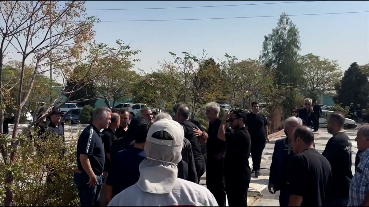 حضور پیشکسوتان پرسپولیس در بهشت زهرا برای خاکسپاری منوچهر شفقتیان