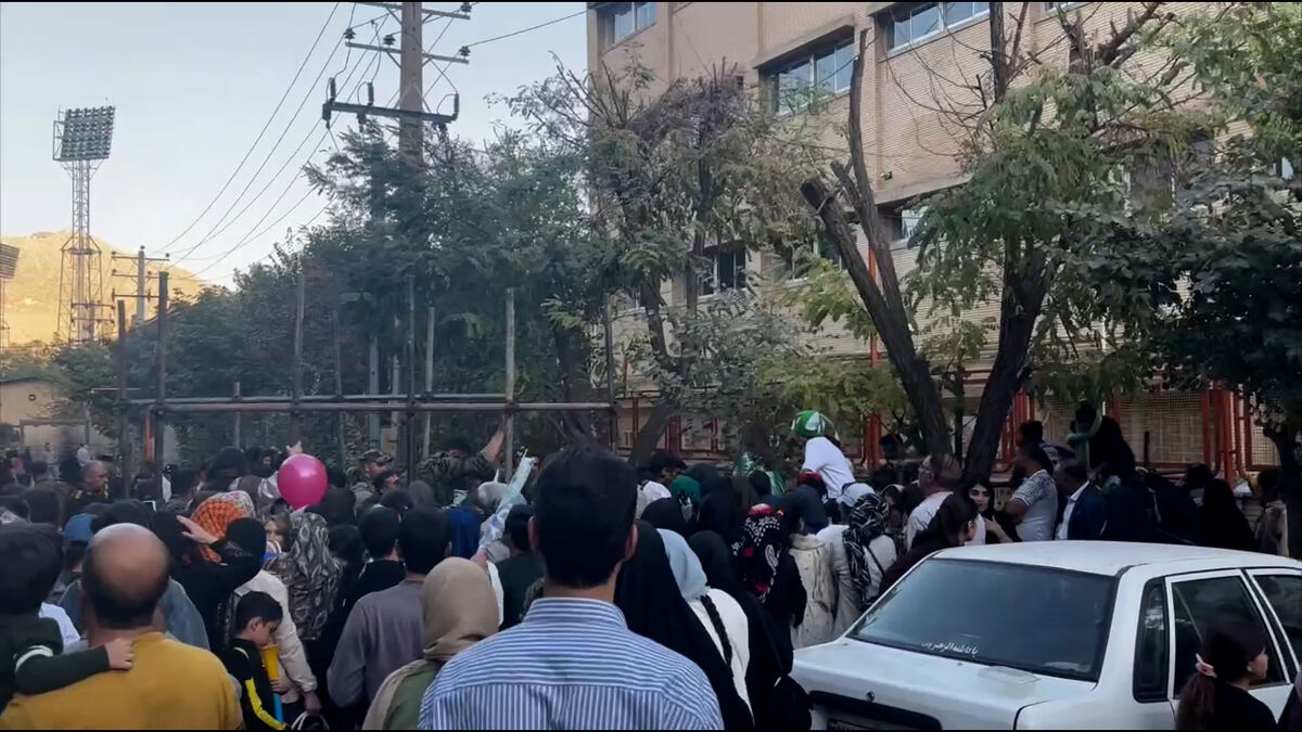 ورود عجیب بانوان به ورزشگاه خرم آباد