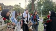تقدیم شاخه‌گل به بانوان کم‌حجاب در باغ عفیف‌آباد  + تصاویر