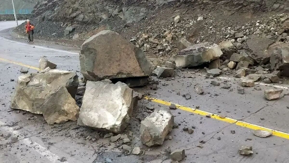 جزییات حادثه سقوط سنگ در جاده کندوان