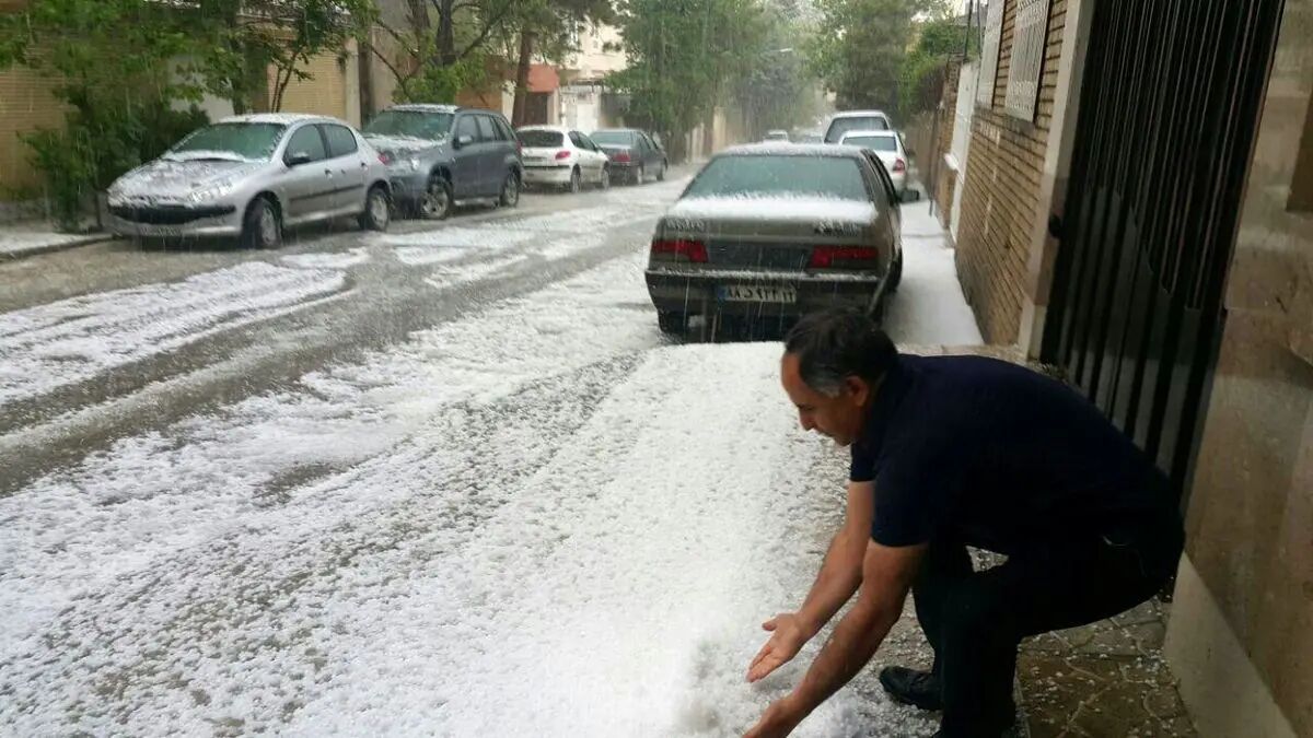 عکس| خسارت تگرگ به منازل و خودروها در خراسان
