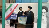 عکسی از سید حسن خمینی با پسرش پای صندوق رای