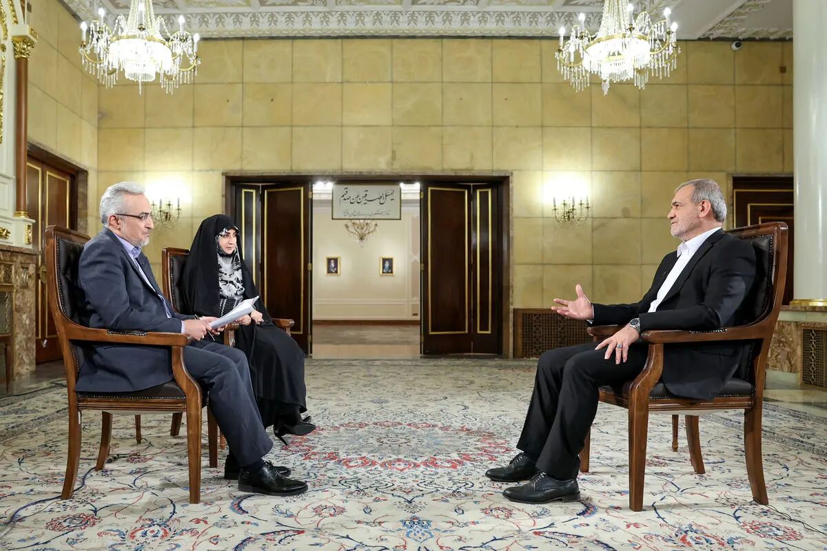 عکسی از تغییر دکوراسیون ناگهانی گفت‌وگوی زنده پزشکیان در تلویزیون