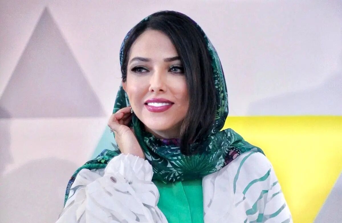 نگاهی به مدل مانتو جذاب و خوش رنگ لیلا اوتادی برای عید 1404