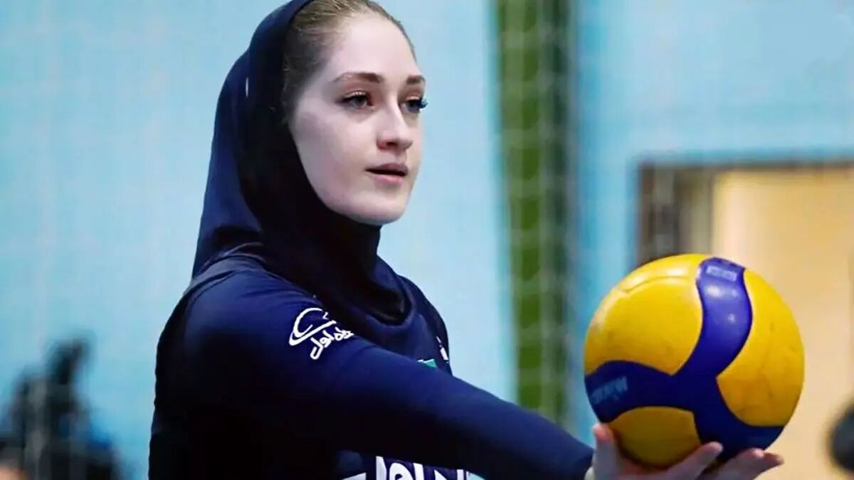 استوری جدید آیتک سلامت ستاره چشم رنگی تیم ملی با برادر و مادرش/ زیبایی در این خانوده ارثی است!