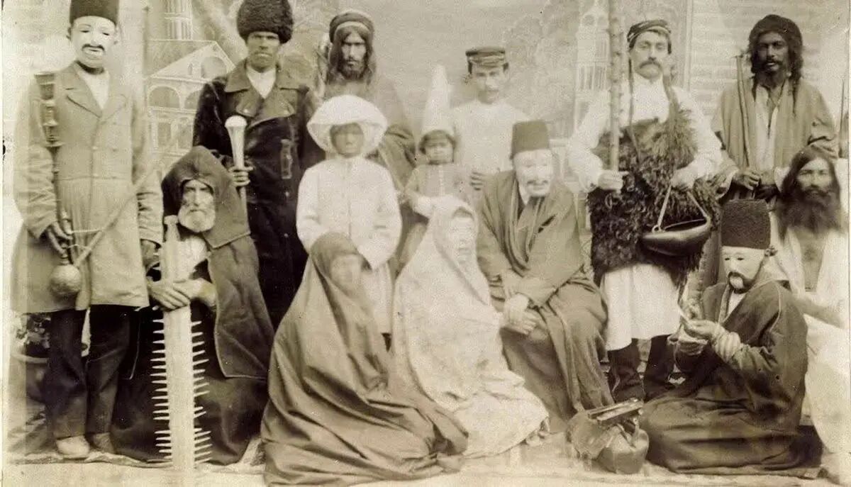سفر به عصر قاجار؛ عکسی از یک فروشندۀ دوره‌گرد در حیاط خانه ای قاجاری