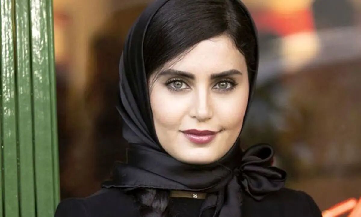 تیپ متفاوت الناز شاکردوست در یک کافه + عکس