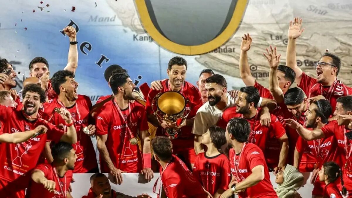 عکس خصوصی از خوابیدن علیرضا بیرانوند کف راهرو هواپیما