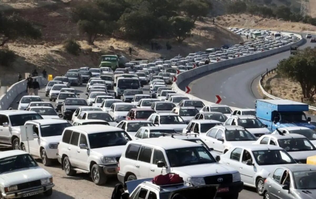 ترافیک سنگین در محورهای مازندران؛ مه‌گرفتگی و محدودیت‌های تردد ادامه دارد