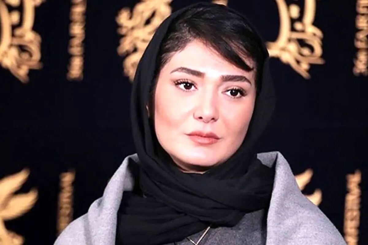 مینا وحید کنار خواهر و برادرش