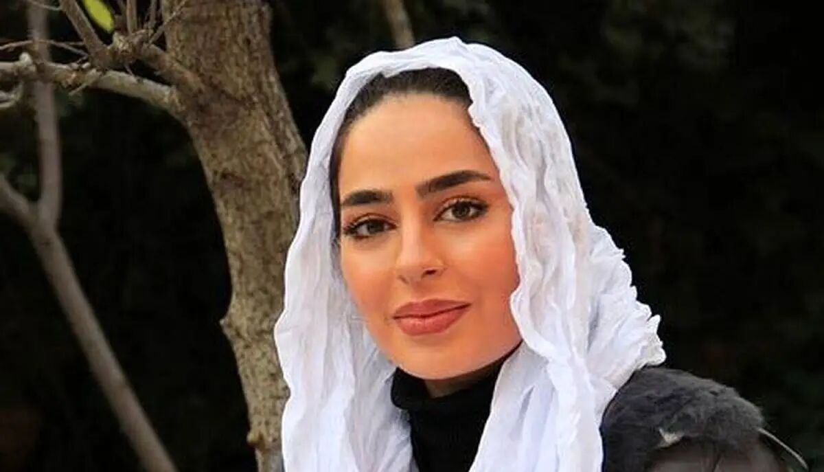 سمانه پاکدل با تیپی متفاوت در کافه‌ای دنج؛ ژستی عاشقانه و خاص