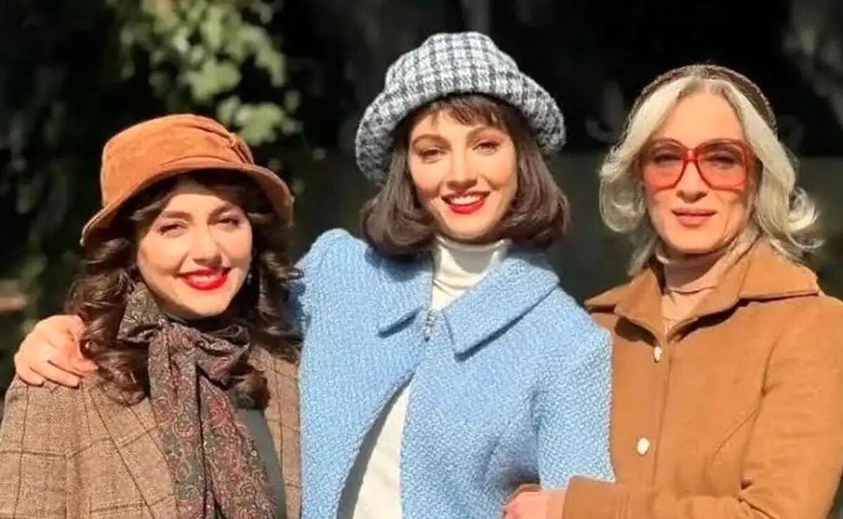 ژست صمیمی «مریم و هما» سریال تاسیان در پشت صحنه