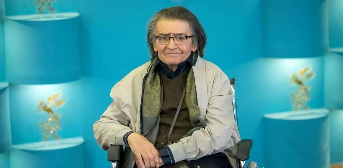 بوسیدن دستان رضا رویگری توسط هومن برق‌نورد