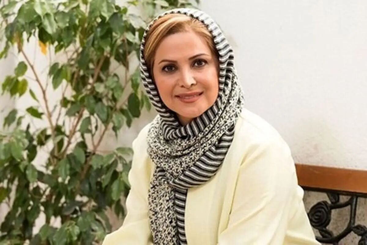 استایل کلاسیک کمند امیرسلیمانی با مانتوی قرمز و شیک