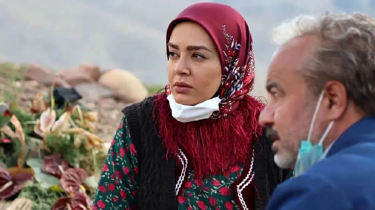 ژست زیبای ندا قاسمی با لباس مشکی