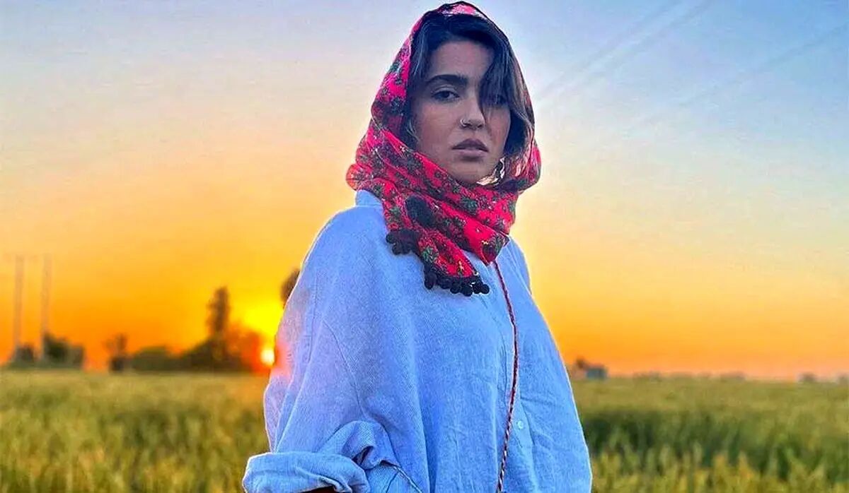 مونا کرمی در کنار مادرش