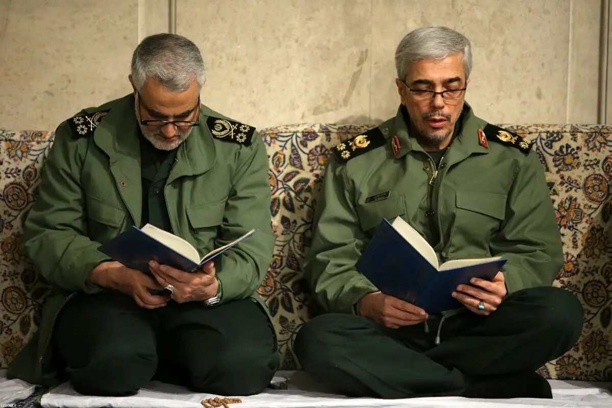 سردار سلیمانی و سرلشکر باقری در یک باغ؛ دهه ۶۰