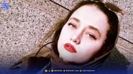 خیابان‌گردی «مومو» سریال بچه مهندس با دسته‌ای از گل‌های نرگس