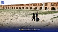 زاینده رود ‌رودخانه‌ای که روزگاری شادابی می‌بخشید اما امروز خشک و بی‌جان شده ‌