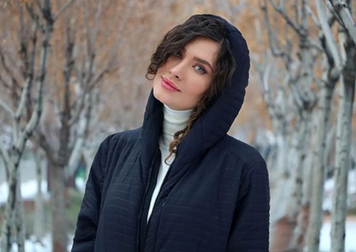 ‌ 17 عکس جذاب ساناز سعیدی خانم بازیگر چشم رنگی