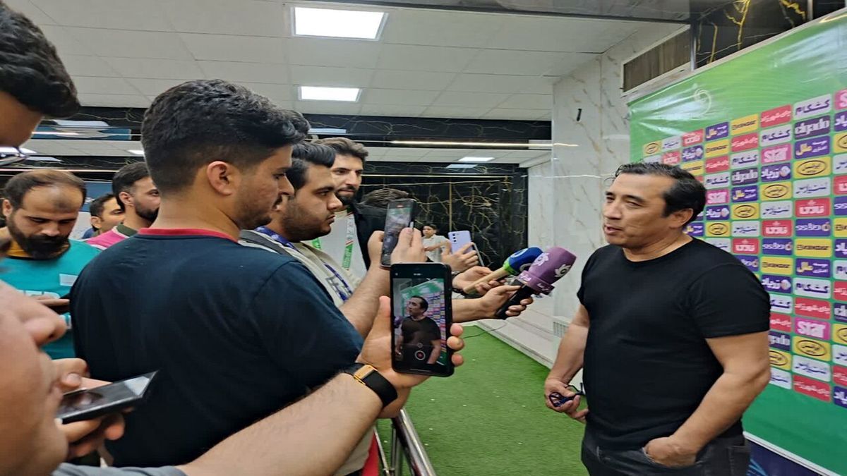فحش و فحش‌کشی خداداد عزیزی با هوادار حریف/ پلیس دخالت کرد +فیلم